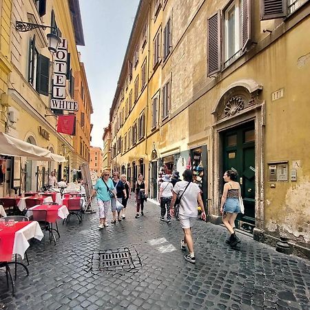 Ych-Butterfly Flat Close Trevi Fountain Roma Exterior foto