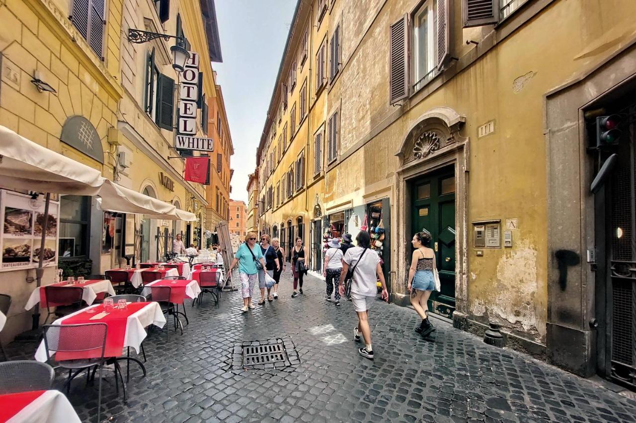 Ych-Butterfly Flat Close Trevi Fountain Roma Exterior foto