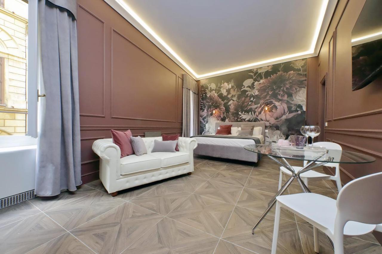 Ych-Butterfly Flat Close Trevi Fountain Roma Exterior foto
